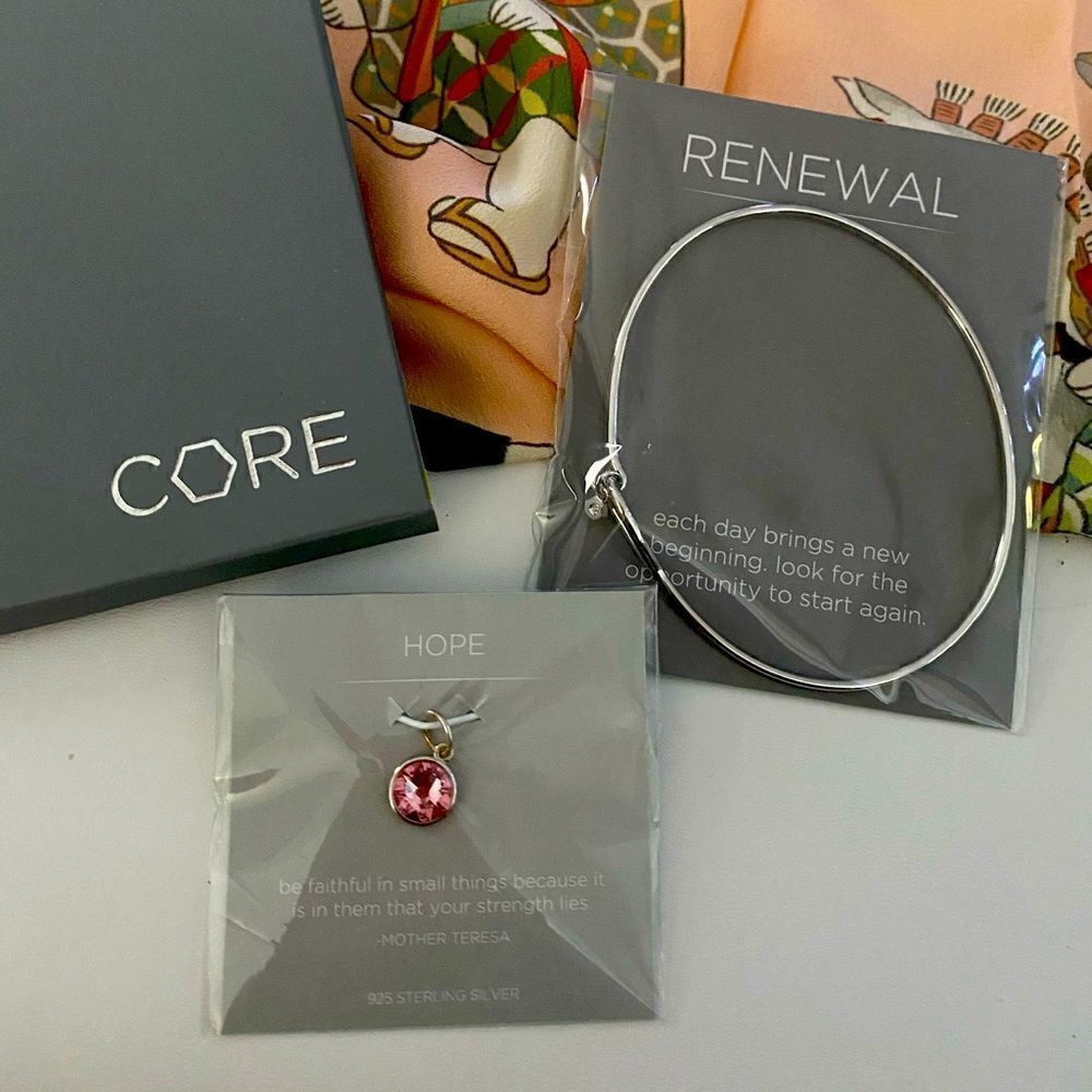 Origami Owl Packaged Renewal CR3004 Silver Teardrop Bangle Bracelet With charm